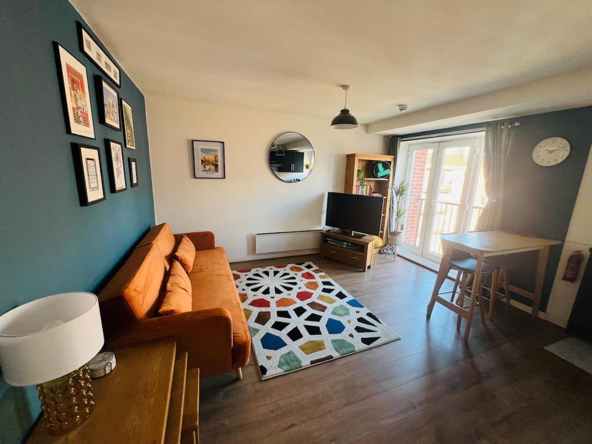 Cool, Calm & Connected Apartment *